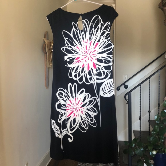 Maggie L Flower Dress - Picture 3 of 3